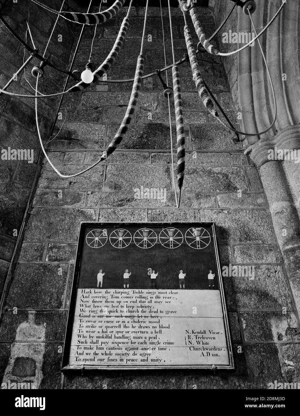 Eine georgische (1811) Glockenringer-Reimtafel mit Regeln unter den Glockenseilen im Turm der St. Brevita's Church, Lanlivery, Cornwall, England, UK. Stockfoto