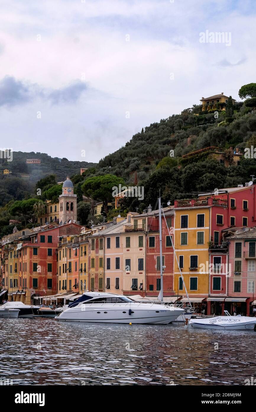 Yachten und Freizeitboote im Hafen mit bunten traditionellen Häusern - Portofino, Italien - Luxus-High-End-Kleinstadt an der italienischen Riviera Stockfoto