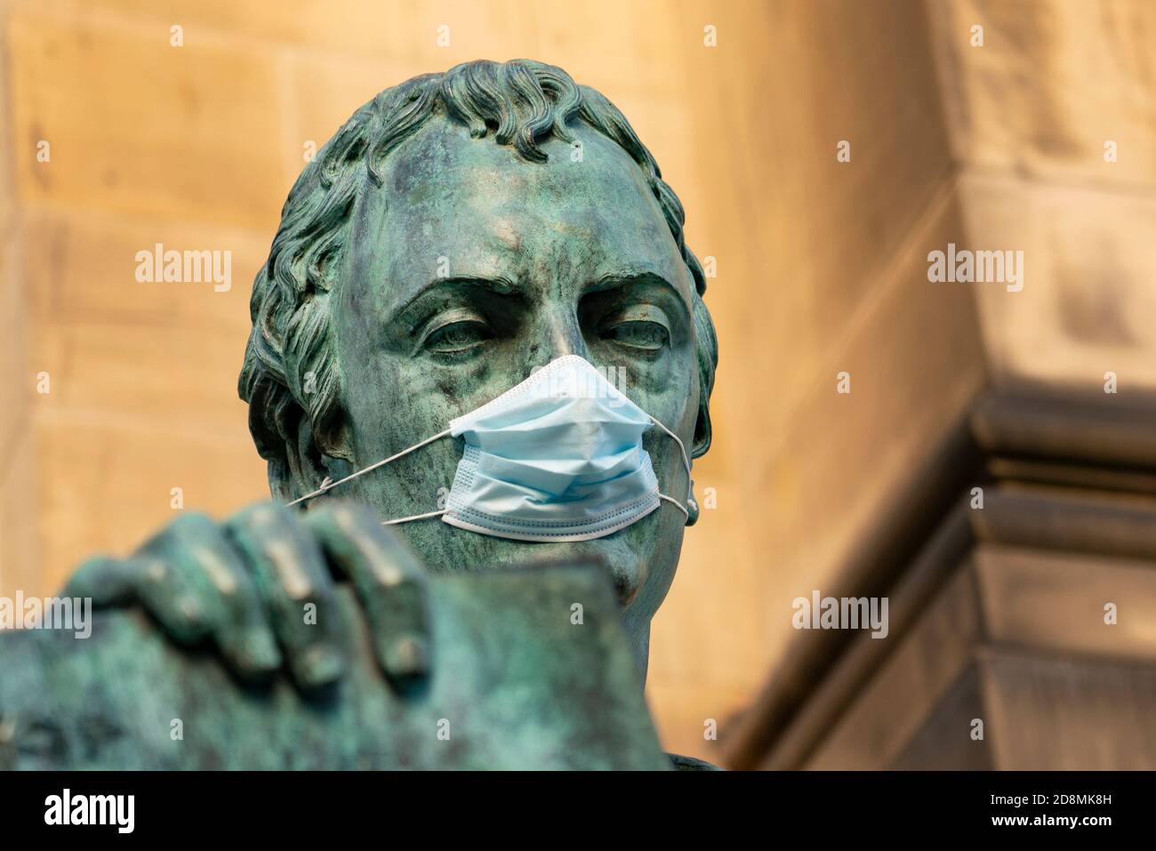 Statue von David Hume Philosoph mit Gesichtsmast auf der Royal Mile in Edinburgh, Schottland, Großbritannien Stockfoto