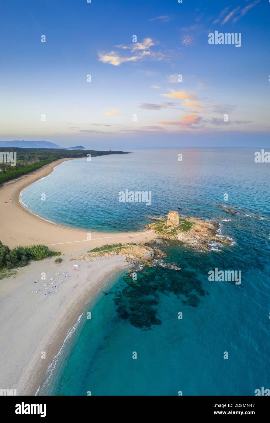 Luftaufnahme des alten Turms von Bari Sardo bei Sonnenuntergang, Nuoro Bezirk, Sardinien, Italien. Stockfoto