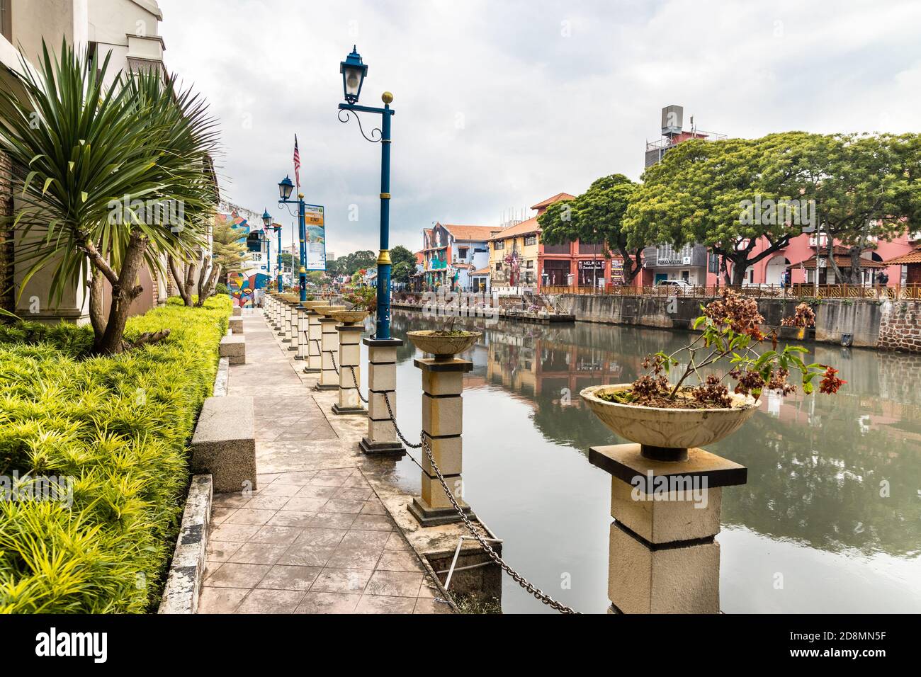 Melaka River Walk präsentiert eine angenehme Sicht auf alte und moderne Gebäude und Struktur des historischen Melaka. Stockfoto