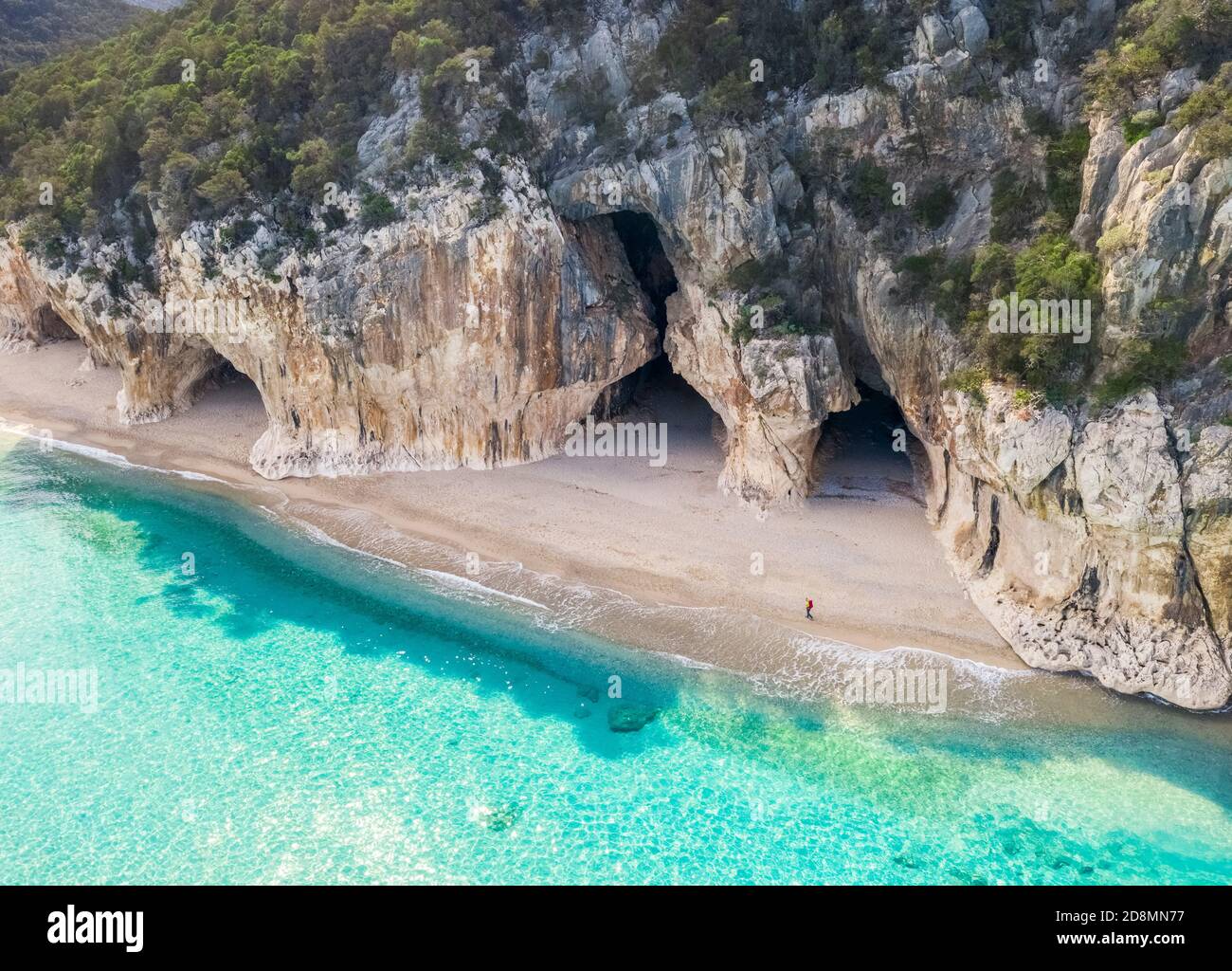 Luftaufnahme des herrlichen Strandes und der Höhlen von Cala Luna, Orosei Golf, Nuoro Bezirk, Ogliastra, Sardinien, Italien. Stockfoto