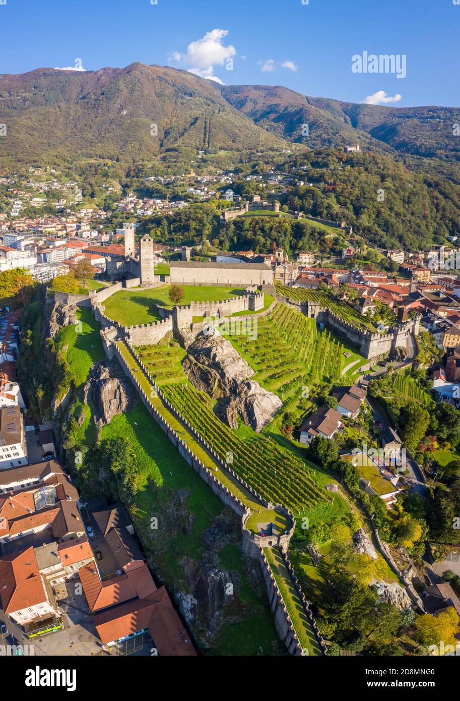 Luftaufnahme der mittelalterlichen Burgen von Bellinzona, UNESCO Weltkulturerbe, im Herbst bei Sonnenuntergang. Kanton Tessin, Schweiz. Stockfoto