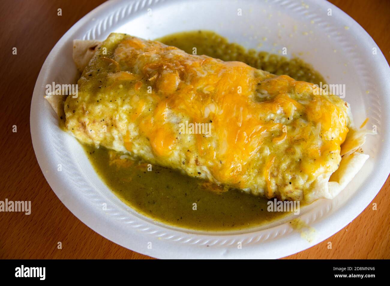 Frühstücksburrito mit Wurst, grünem Chili und Ei im mexikanischen Restaurant El Corral, Corona, Lincoln County, NM, USA Stockfoto