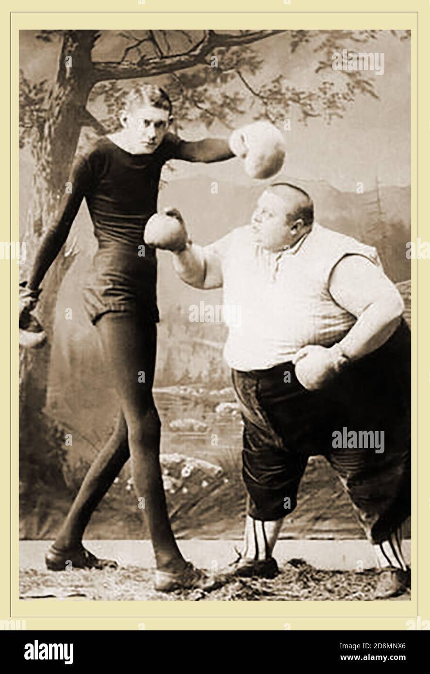 Eine amerikanische 'Freak Show'-Posteraufnahme aus dem späten 19. Jahrhundert, die für einen Boxkampf zwischen dem so kalierten 'größten (oder dünnsten) Mann der Welt' und dem 'fettesten' Mann der Welt wirbt. Stockfoto