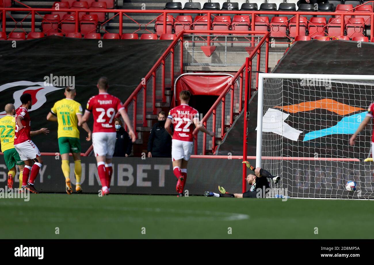 Ashton Gate Stadium, Bristol, Großbritannien. Oktober 2020. English Football League Championship Football, Bristol City gegen Norwich; Eröffnungstreffer von Teemu Pukki aus Norwich City für 1-0 ehemaliger Torwart Bentley aus Bristol Credit: Action Plus Sports/Alamy Live News Stockfoto