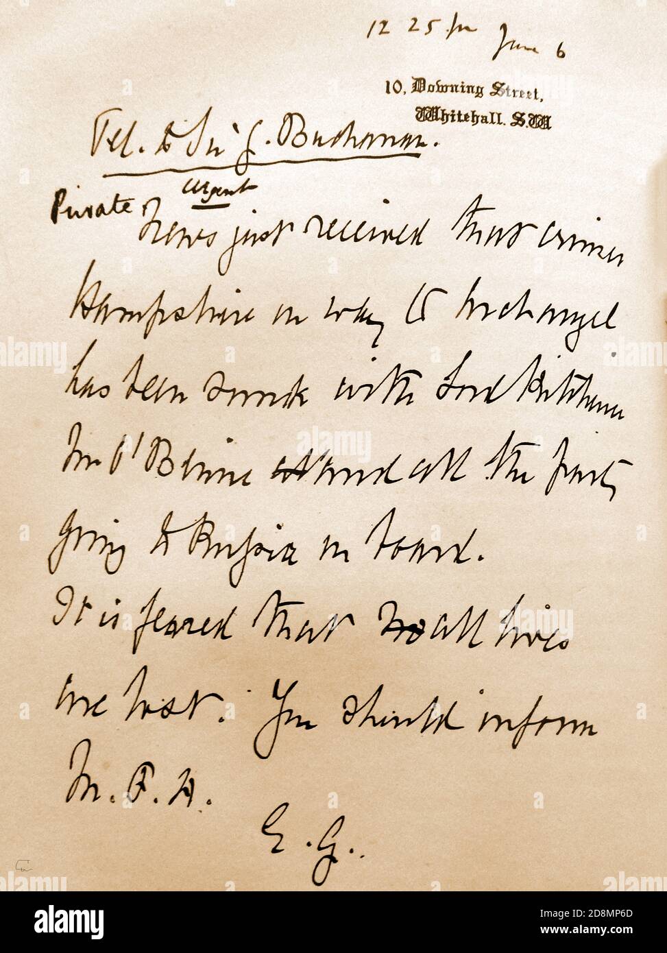 Eine Kopie des 1. Weltkrieges Telegramms von 10 Downing Street, London, die den Untergang des bewaffneten Kreuzers HMS Hampshire durch eine deutsche Mine vor Orkney, Schottland, am 5. Juni 1916 ankündigte. Von den 667 Offizieren und Männern an Bord überlebten nur 12. Es trug Field Marshall Lord Kitchener, (von 'Your Country Needs You' Plakatruhm), eine Schlüsselfigur im Ersten Weltkrieg. Er war auf dem Weg zu Gesprächen mit dem russischen Zaren, begleitet von Hugh James O’Beirn, einem fließend russisch sprechenden Diplomaten. Das schwer zu lesende Telegramm wird von Lloyd George, dem damaligen Staatssekretär für Krieg, paraphiert (nicht signiert), um bald Premierminister zu werden. Stockfoto