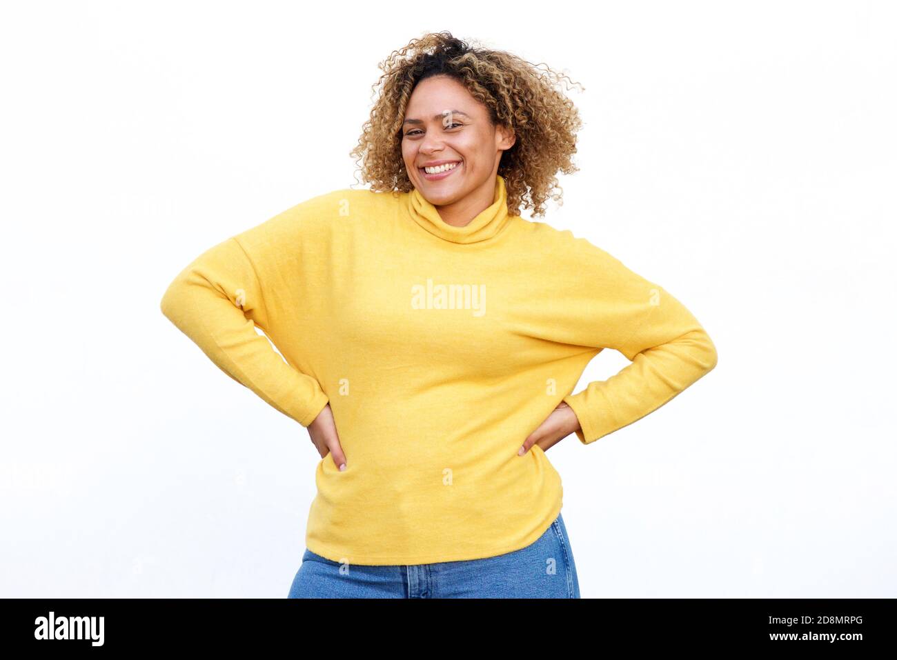 Porträt einer kurvigen afroamerikanischen Frau, die gegen isoliertes Weiß lächelt Hintergrund Stockfoto