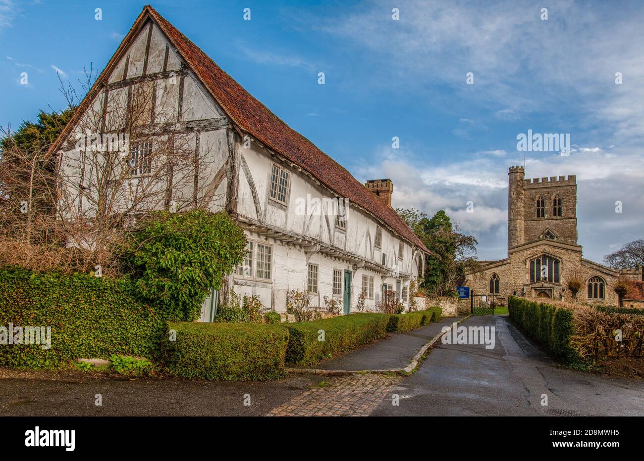 Long Crendon 14. Jahrhundert Gerichtsgebäude, und St. Maria die Jungfrau Kirche. Buckinghamshire, England. Stockfoto