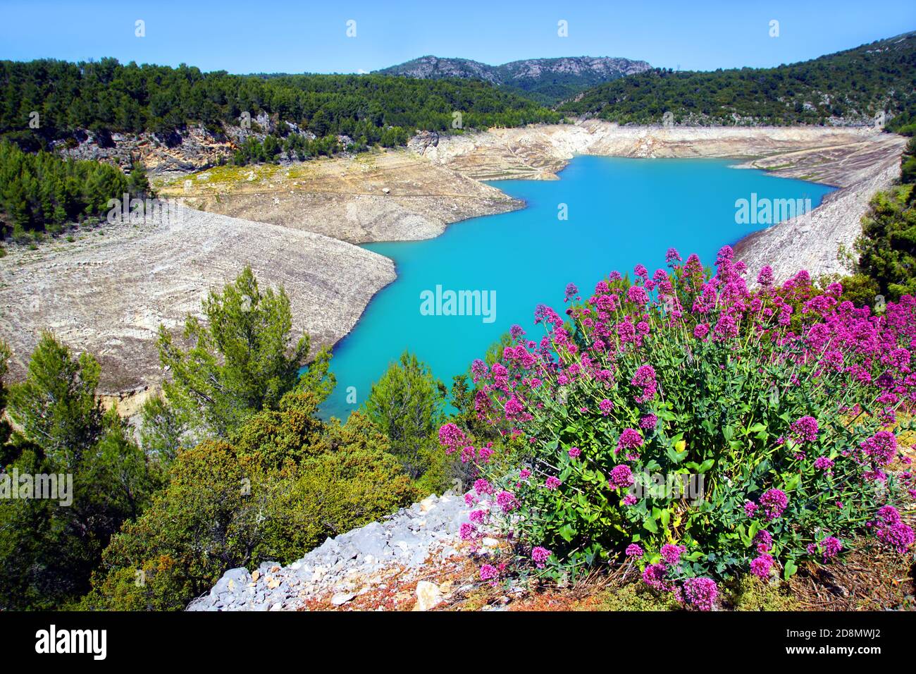 Der Stausee des Bimont-Staudamms auf niedrigem Niveau bei Aix-en-Provence, Frankreich Stockfoto