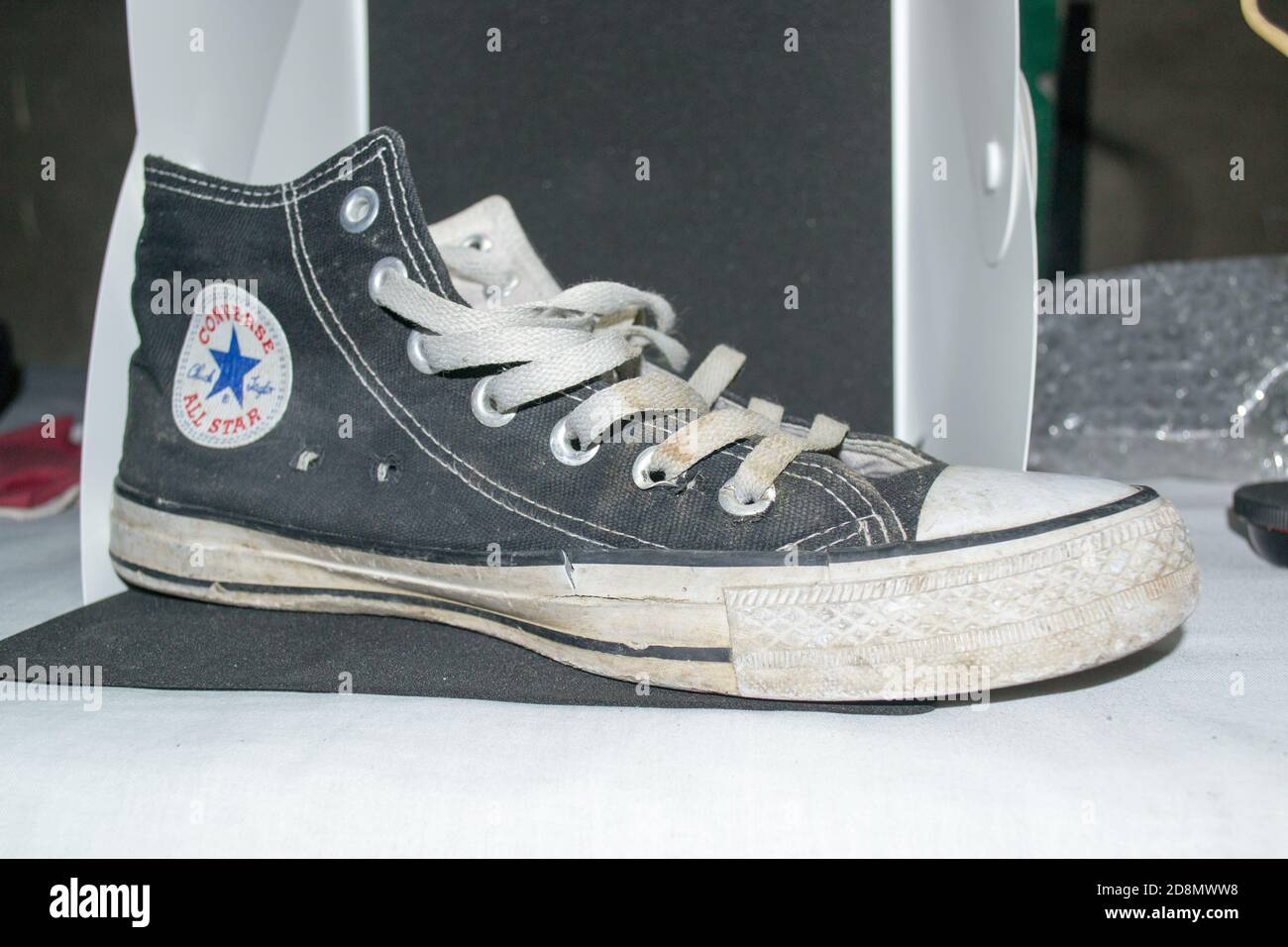 Alte schmutzige Paar High Cut converse alle Sterne Schuhe, die ursprünglich als Basketballschuhe vor entwickelt wurde. Berühmte Schuhe von Chuck taylor Stockfoto