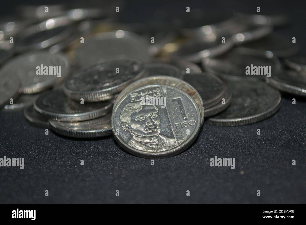 Nahaufnahme eines Stapels philippinischer Peso-Münzen Unter Präsident Rodrigo Duterte's Presidential Management Stockfoto