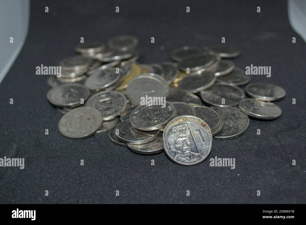 Nahaufnahme eines Stapels philippinischer Peso-Münzen Unter Präsident Rodrigo Duterte's Presidential Management Stockfoto