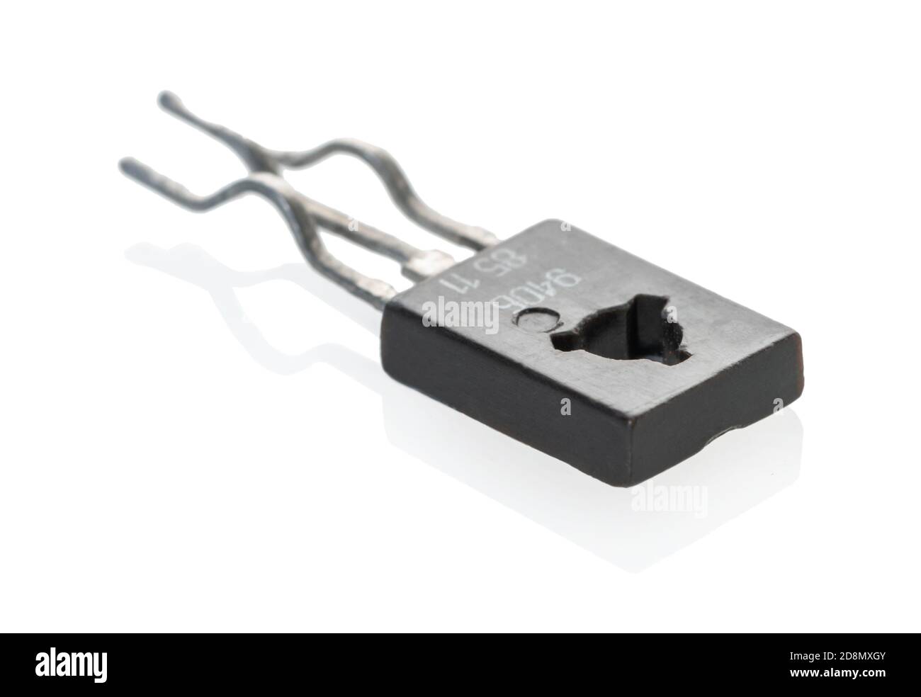 Radioteil Transistor Nahaufnahme auf weißem isoliertem Hintergrund Stockfoto