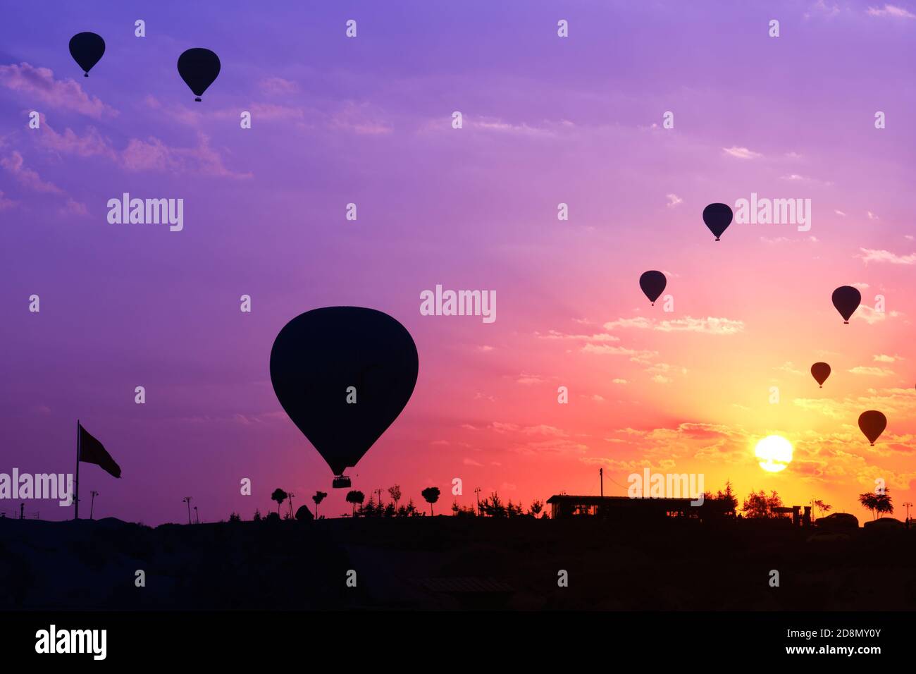 Heißluftballons Silhouette in Goreme Aussichtspunkt bei Sonnenaufgang, Kappadokien, Türkei Stockfoto