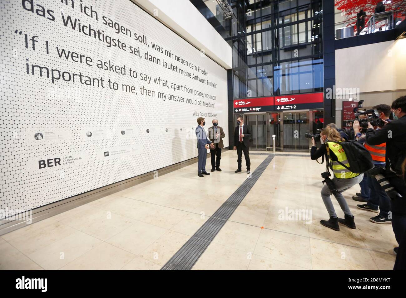 (10/30/2020) Brandenburg: Das Foto zeigt die feierliche Enthüllung der Willy-Brandt-Mauer am neuen Hauptflughafen BER. Das Foto zeigt Engelbert Lütke Daldrup, Vorsitzender der Geschäftsführung der Flughafen Berlin Brandenburg GmbH, den ehemaligen Bundespräsidenten und D. Dr. h.c. Wolfgang Thierse, Vorsitzender des Kuratoriums der Bundeskanzler-Willy-Brandt-Stiftung, Michael Müller, Bürgermeister von Berlin, und Katrin lange, Finanzministerin des Landes Brandenburg (Foto: Simone Kuhlmey/Pacific Press/Sipa USA) Quelle: SIPA USA/Alamy Live News Stockfoto