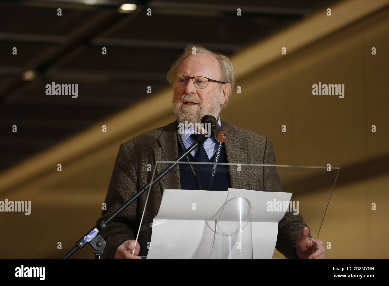 (10/30/2020) Brandenburg: Brandenburg: Das Foto zeigt den ehemaligen Bundespräsidenten und D. Dr. h.c. Wolfgang Thierse, Vorsitzender des Kuratoriums der Bundeskanzler-Willy-Brandt-Stiftung, während seiner Rede bei der feierlichen Enthüllung der Willy-Brandt-Mauer am neuen Flughafen BER in Schönefeld. (Foto: Simone Kuhlmey/Pacific Press/Sipa USA) Quelle: SIPA USA/Alamy Live News Stockfoto