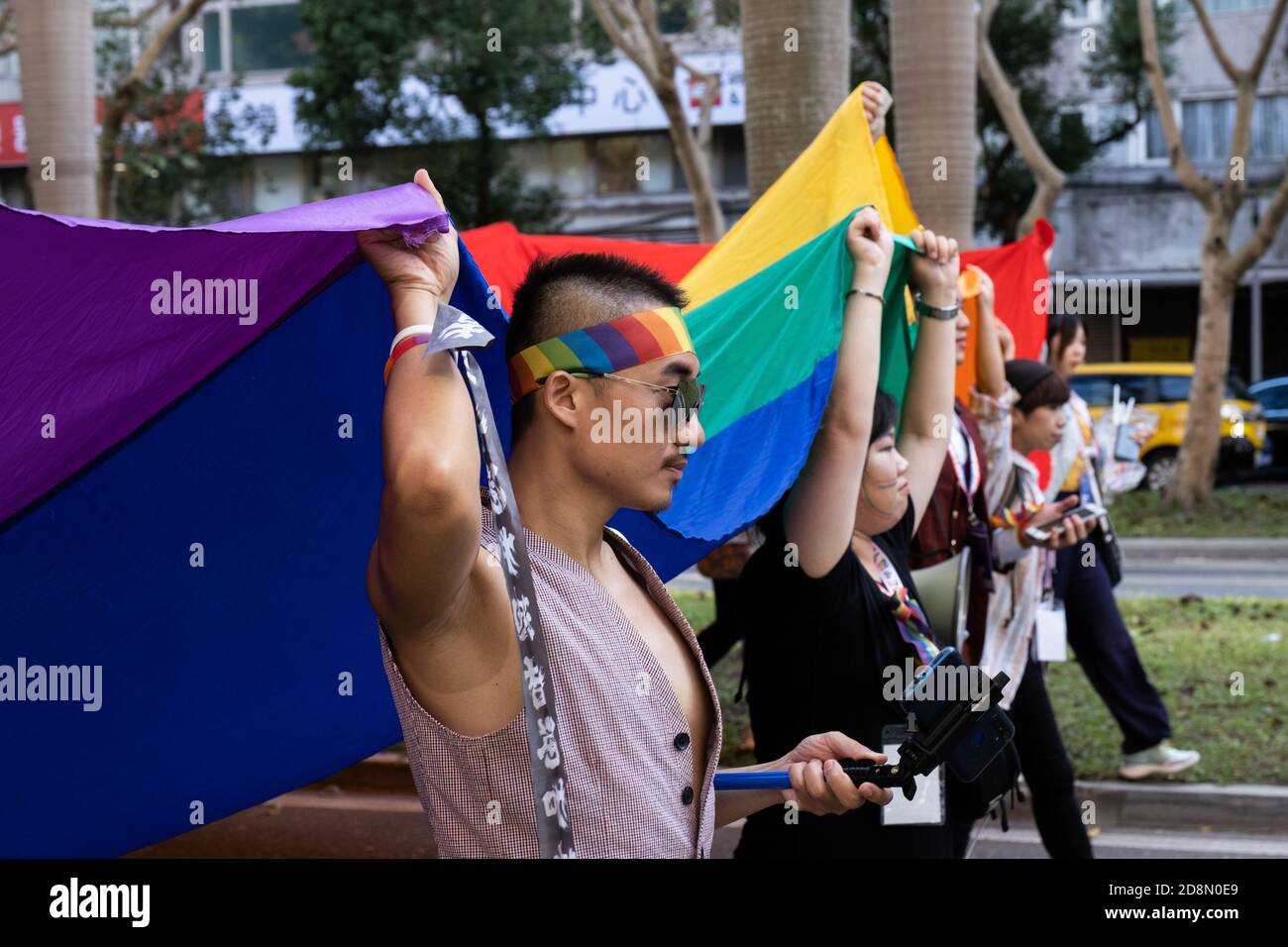 Aktivisten sahen eine große Regenbogenfahne bei der Taiwan Pride Parade 2020.Mehr als 130,000 marschierten am Samstag in Taipei zu einer der weltweit größten LGBT-Pride-Paraden, zur Feier der 18. Jährlichen Pride Parade der Insel und ihres erfolgreichen Umgangs mit der COVID-19 Pandemie. Stockfoto