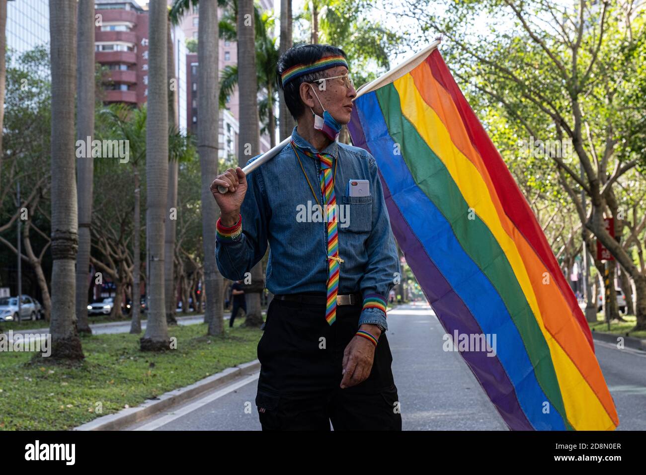 Der LGBTQ-Menschenrechtsaktivist Chi Chia-wei sah während der Taiwan Pride Parade 2020 eine Regenbogenfahne halten.Mehr als 130,000 marschierten am Samstag in Taipei zu einer der weltweit größten LGBT Pride Paraden, zur Feier der 18. Jährlichen Pride Parade der Insel und ihrer erfolgreichen Behandlung der COVID-19 Pandemie. Stockfoto