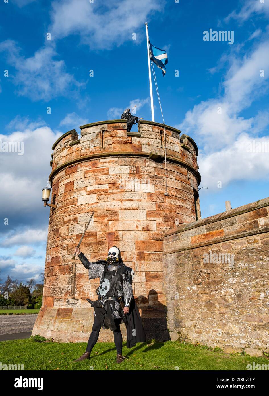 Dirleton Castle, East Lothian, Schottland, Vereinigtes Königreich, 31. Oktober 2020. Halloween-Spaß: Andrew Spratt, alias HES Custodian, unterhält Besucher in Historic Environment Schottlands mittelalterlichem Schloss heute Stockfoto
