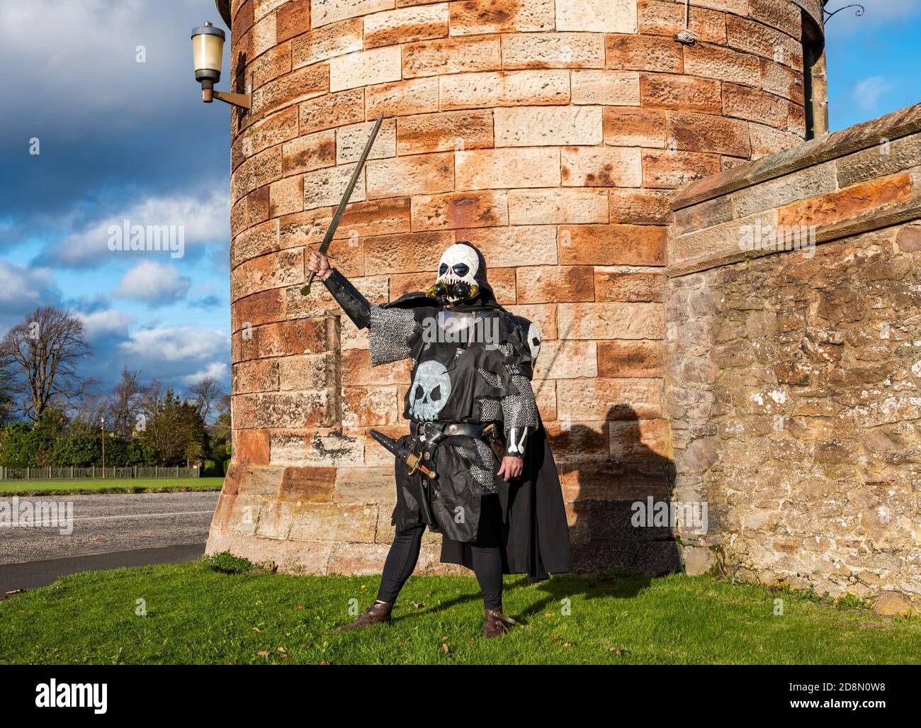 Dirleton Castle, East Lothian, Schottland, Vereinigtes Königreich, 31. Oktober 2020. Halloween-Spaß: Andrew Spratt, alias HES Custodian, unterhält Besucher in Historic Environment Schottlands mittelalterlichem Schloss heute Stockfoto