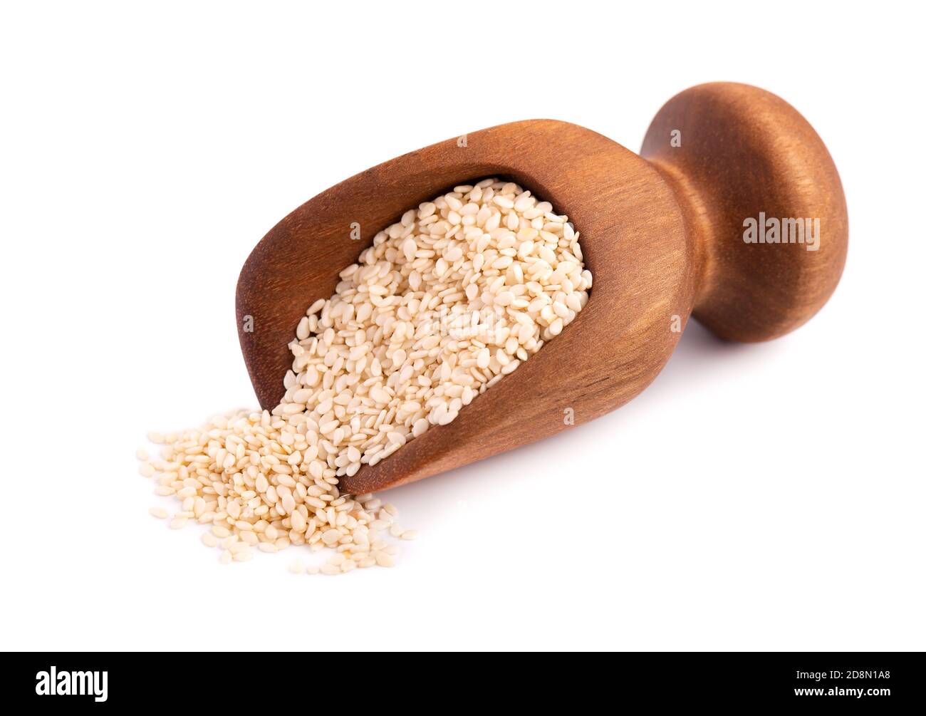 Sesamsamen in Holzlöffel, isoliert auf weißem Hintergrund. Organische trockene Sesamsamen. Stockfoto