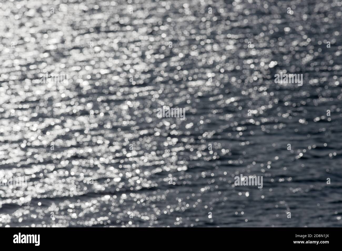 6 - unscharf sonniges Wasser bildet einen angenehmen, glatten abstrakten Hintergrund des Objektiveffekts Bokeh. Wasser See Thema, im Freien Bild, in die Sonne. Stockfoto