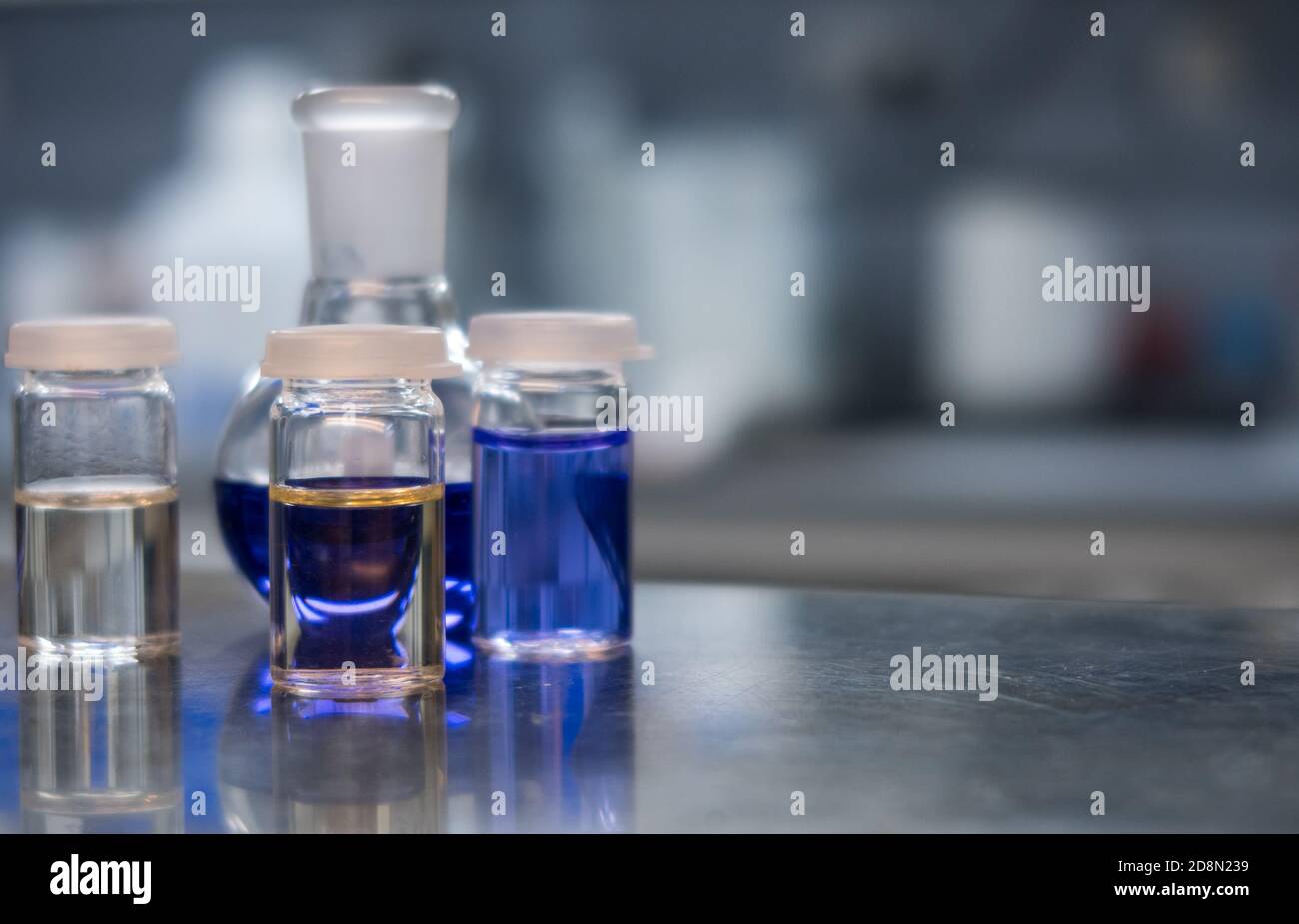 Chemikalien in einem wissenschaftlichen Labor. Glasfläschchen mit Chemikalien für die analytische Chemie Stockfoto