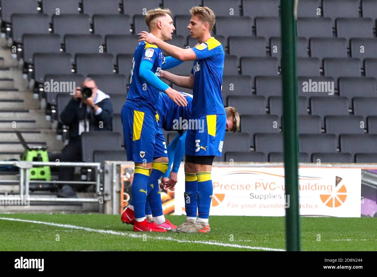 MILTON KEYNES, ENGLAND. 31. OKTOBER Captain Joe Pigott feiert mit Teamkollegen nach dem Tor für AFC Wimbledon, um die Führung zu übernehmen, um es 1 - 0 gegen Milton Keynes Dons zu machen, während der Sky Bet League ein Spiel zwischen MK Dons und AFC Wimbledon im Stadium MK, Milton Keynes am Samstag, 31. Oktober 2020. (Kredit: John Cripps - MI News) Kredit: MI Nachrichten & Sport /Alamy Live Nachrichten Stockfoto