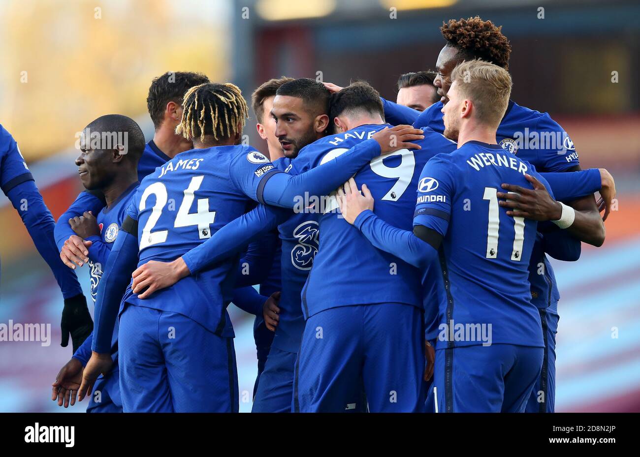 Chelsea Hakim Ziyech (Mitte) feiert mit Teamkollegen, nachdem er das erste Tor seiner Mannschaft während des Premier League-Spiels in Turf Moor, Burnley, erzielt hat. Stockfoto