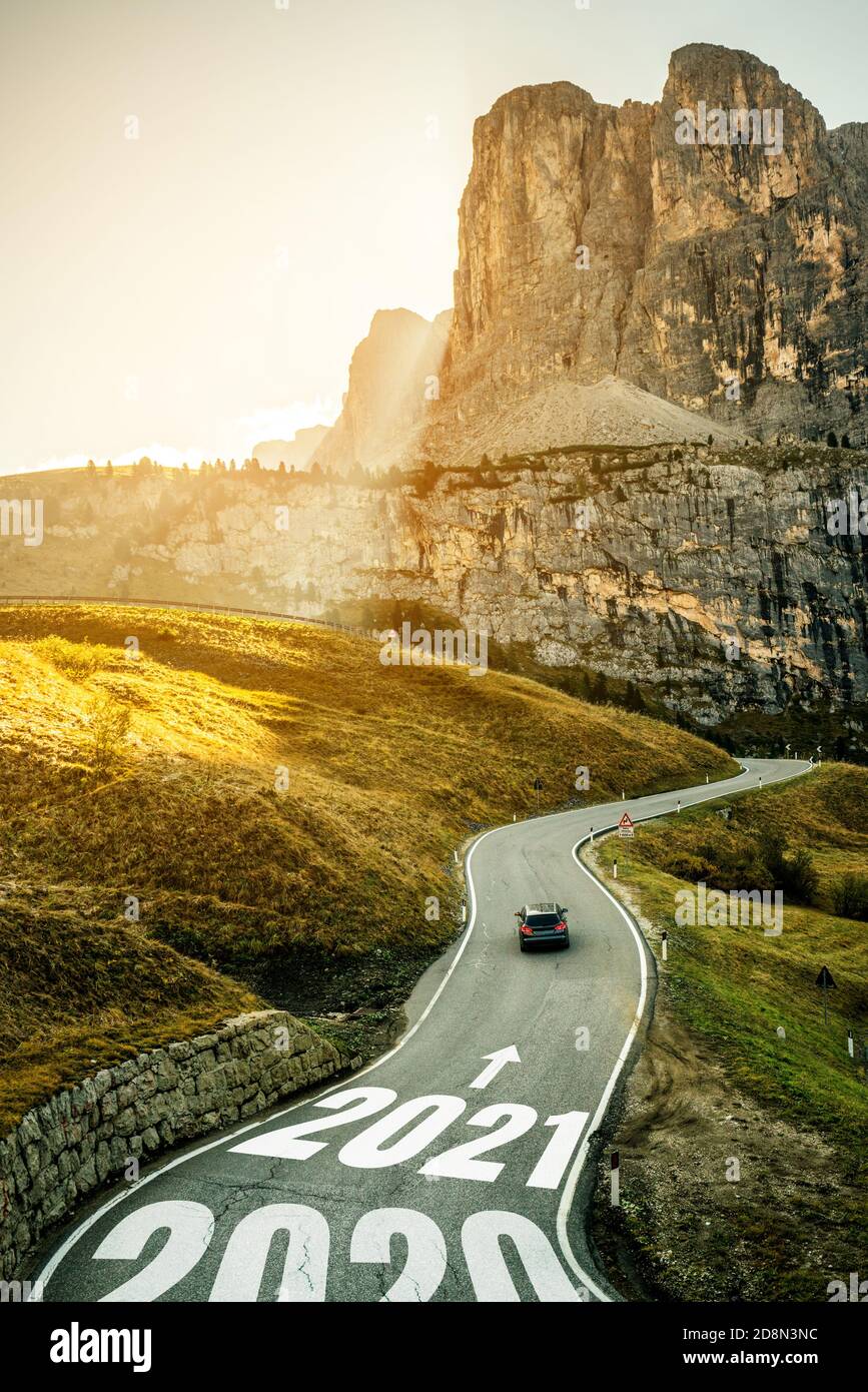 2021 Neujahrs-Roadtrip Reise und Zukunftsvision Konzept . Naturlandschaft mit Autobahn Straße führt vorwärts zu glücklichen Neujahr Feier in der Stockfoto