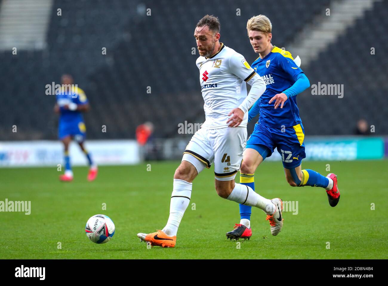 MILTON KEYNES, ENGLAND. 31. OKTOBER Milton Keynes Dons Richard Keogh wird von AFC Wimbledon Jack Rudoni während der ersten Hälfte der Sky Bet League ein Spiel zwischen MK Dons und AFC Wimbledon im Stadion MK, Milton Keynes am Samstag, 31. Oktober 2020 herausgefordert. (Kredit: John Cripps - MI News) Kredit: MI Nachrichten & Sport /Alamy Live Nachrichten Stockfoto