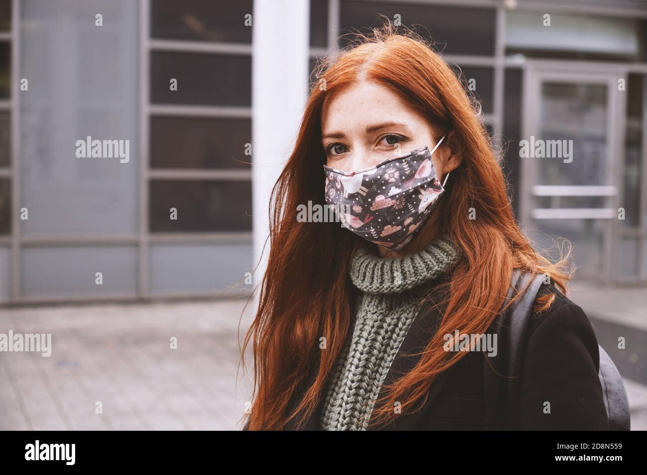Junge Frau trägt selbstgemachte jeden Tag Stoff Gesichtsmaske im Freien in Stadt - neues Konzept für eine normale Coronavirus-Pandemie des Covid-19 - Echte Menschen Lebensstil im Winter Stockfoto