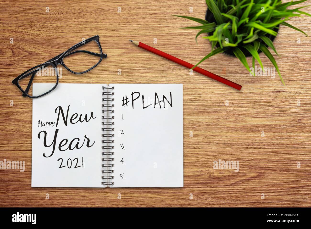 2021 Happy New Year Resolution Goal List - Geschäftsbüro Schreibtisch mit handgeschriebendem Notizbuch über die Planauflistung von Ziele für das neue Jahr und Stockfoto