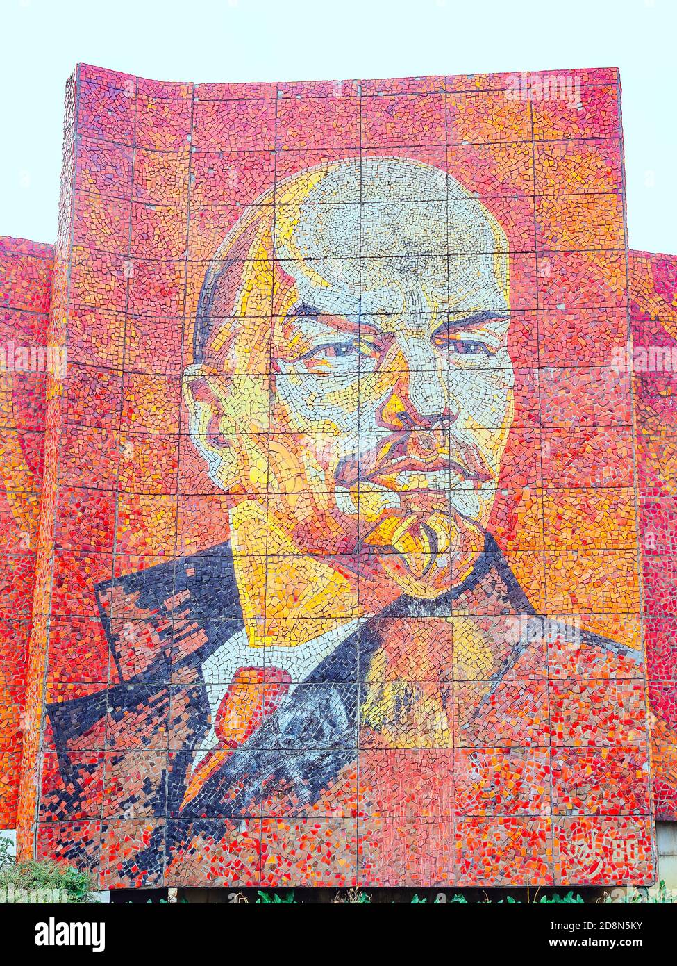 Russland, Sotschi 18.02.2020. Das Denkmal in Form einer riesigen Fahne mit dem Mosaikbild des sowjetischen Führers Lenin Stockfoto