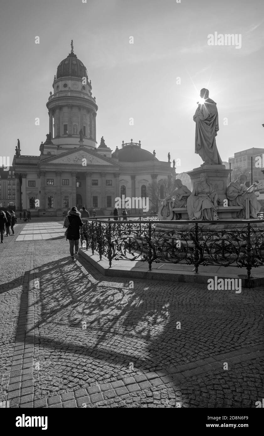 BERLIN, Deutschland, Februar - 13, 2017: Die Kirche Deutscher Dom und das Denkmal von Friedrich Schiller auf dem Gendarmenmarkt-Platz. Stockfoto