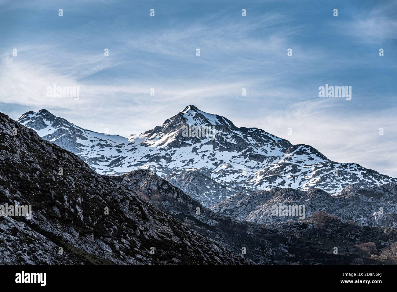 Schöne schneebedeckte Berglandschaft auf schwarz-weiß in Picos de Europa, Covadonga, Lagos de Covadonga, Asturias, León, España. Stockfoto