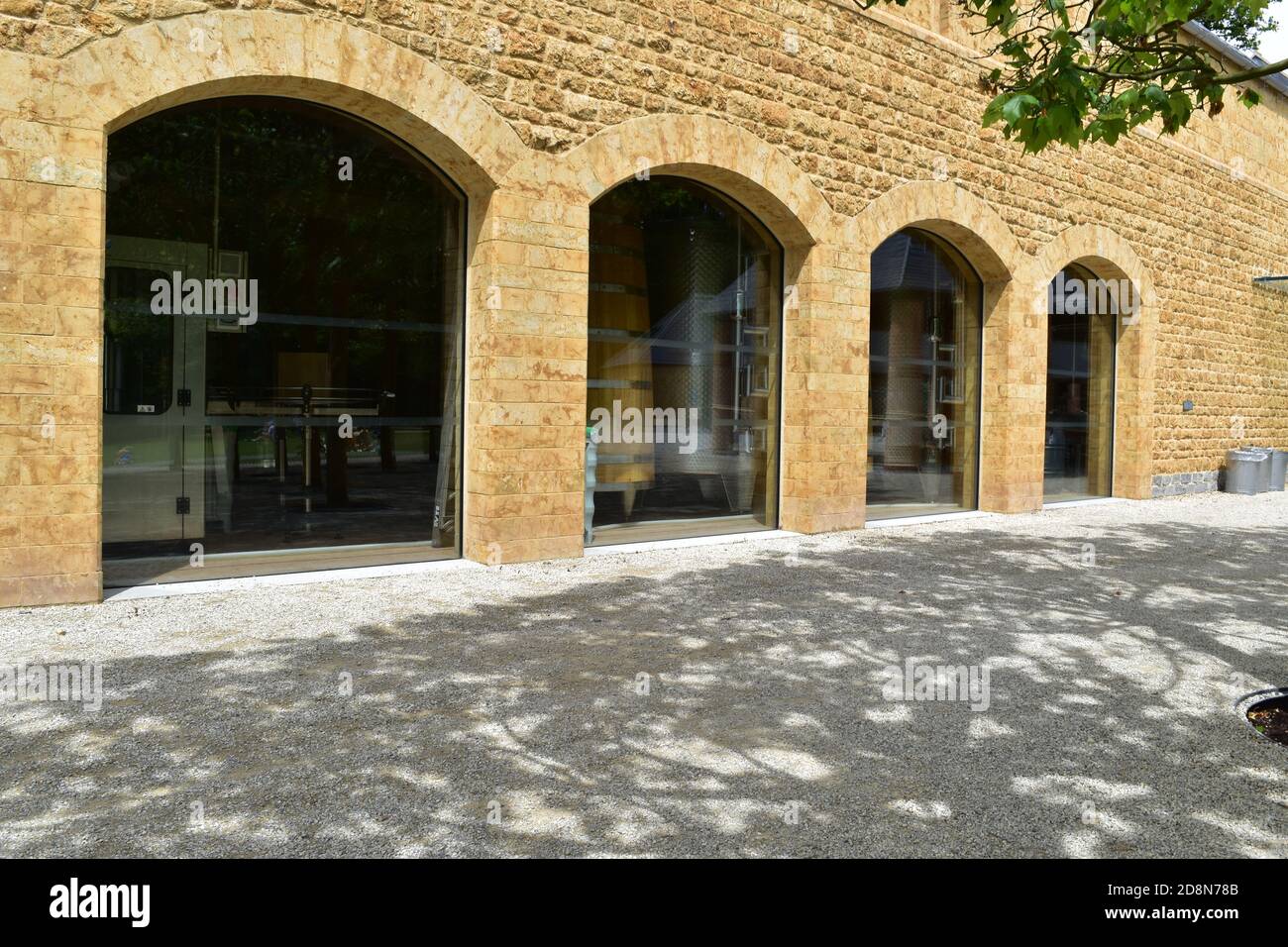 Castle Cary, Somerset, Großbritannien. Juni 2020. Schöne Steinbögen am Newt, einem Landgarten und Anwesen in Somerset. Stockfoto