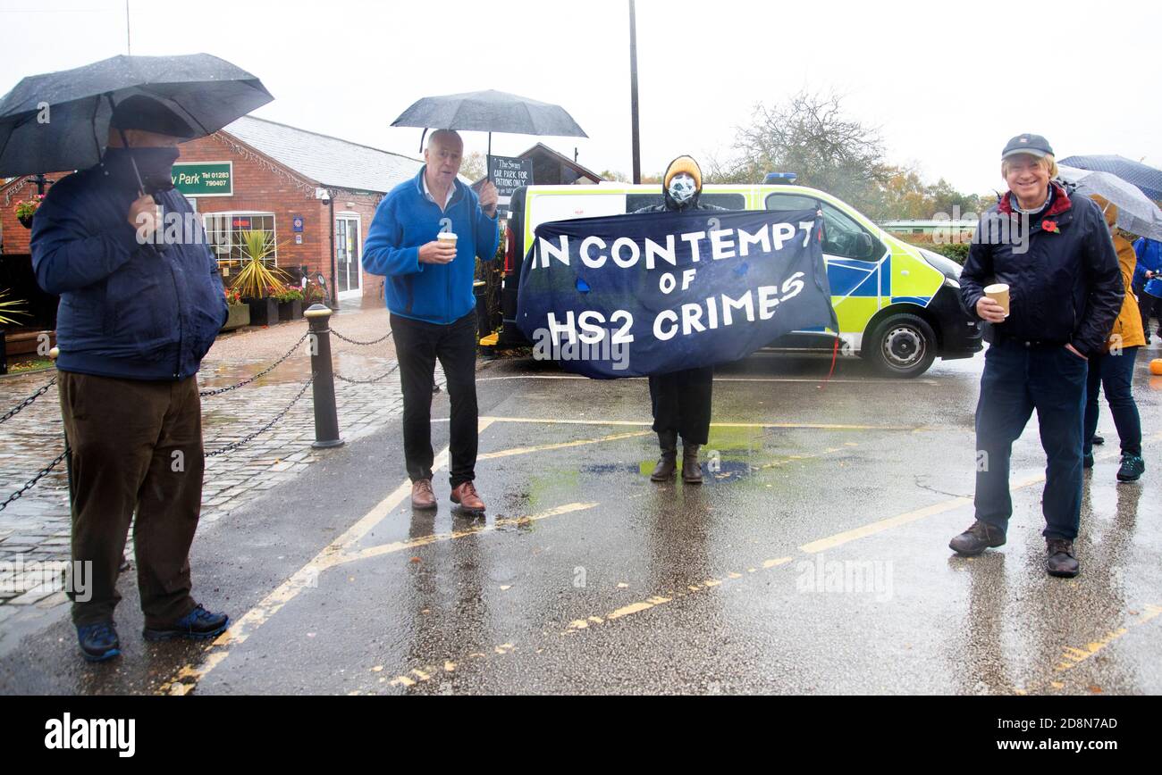 Fradley Junction, Lichfield, UK 31st October 2021 Stopp HS2 Demonstranten, Anwohner und der konservative Abgeordnete Michael Fabricant halten gemeinsam Banner am Trent und Mersey Kanal, bevor sie von Fradley Junction zu den alten Waldgebieten wandern, die durch HS2 Werke zerstört werden Stockfoto