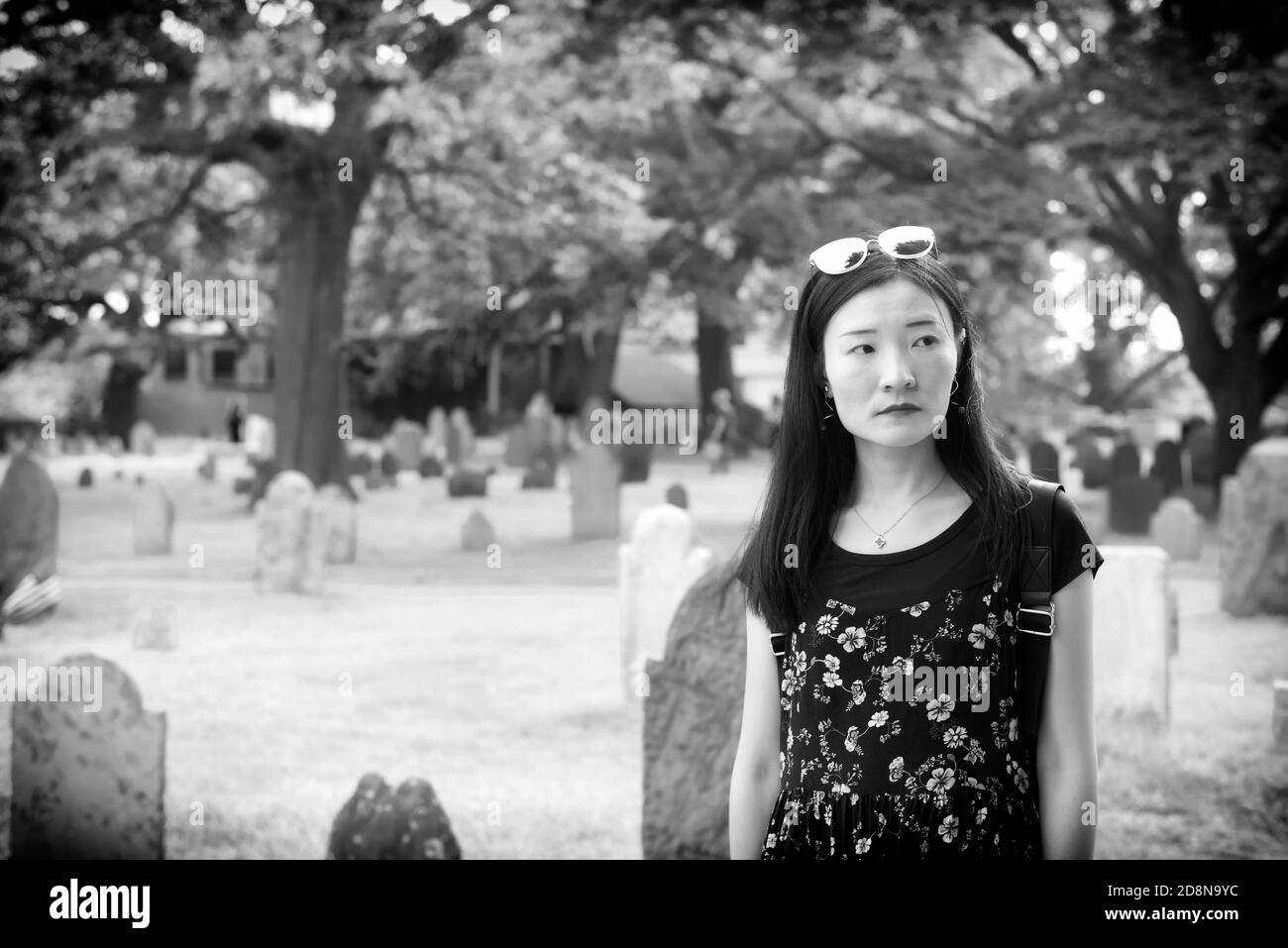 Ein Schwarz-Weiß-Foto einer chinesin, die auf dem Friedhof von Burying Point in Salem Massachusetts düster aussieht. Stockfoto