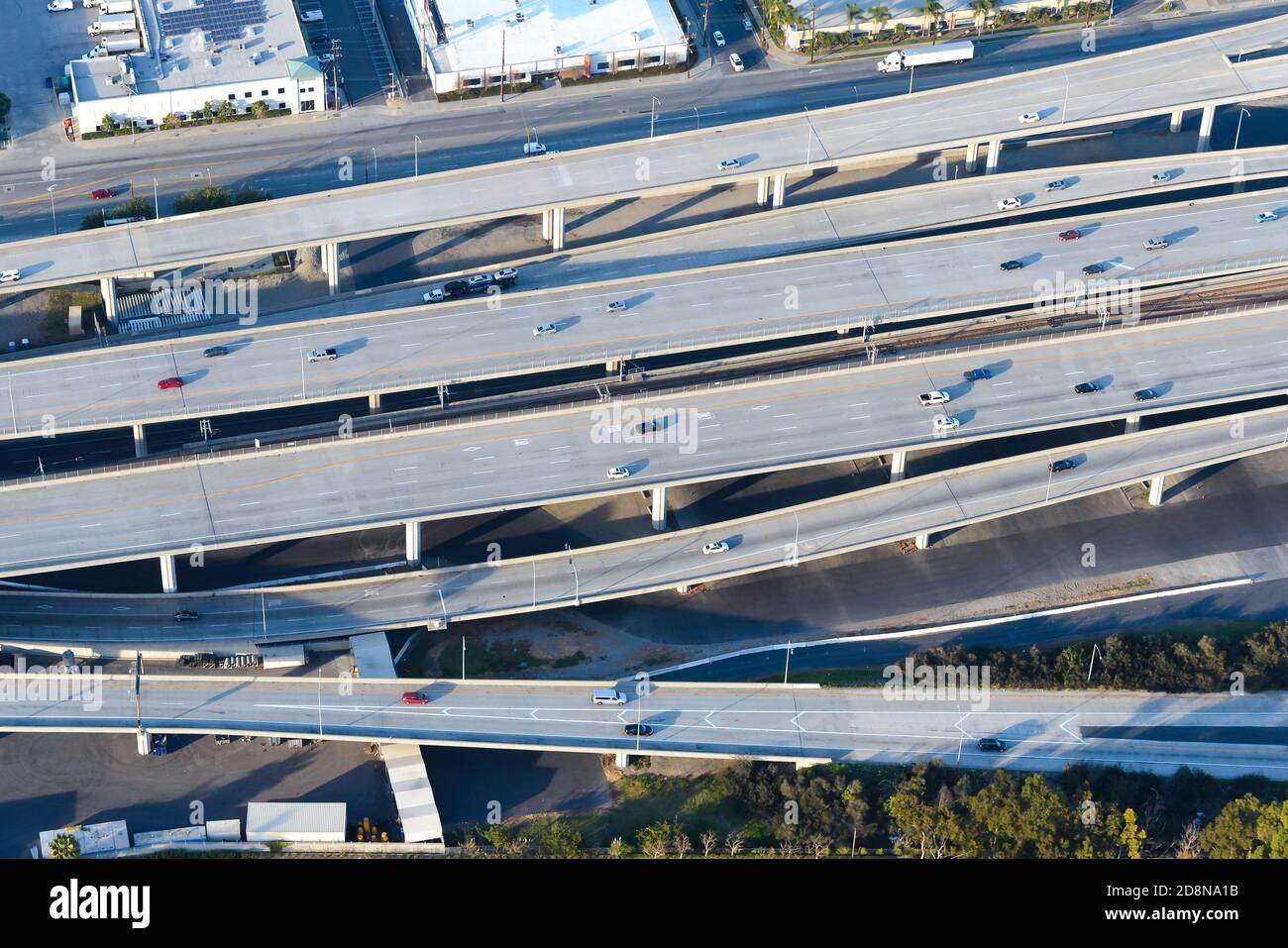 Luftaufnahme der Hochstraßenautobahn in Los Angeles, USA. Mehrere Ebenen und Spuren Autobahn mit leichtem Verkehr. Stockfoto