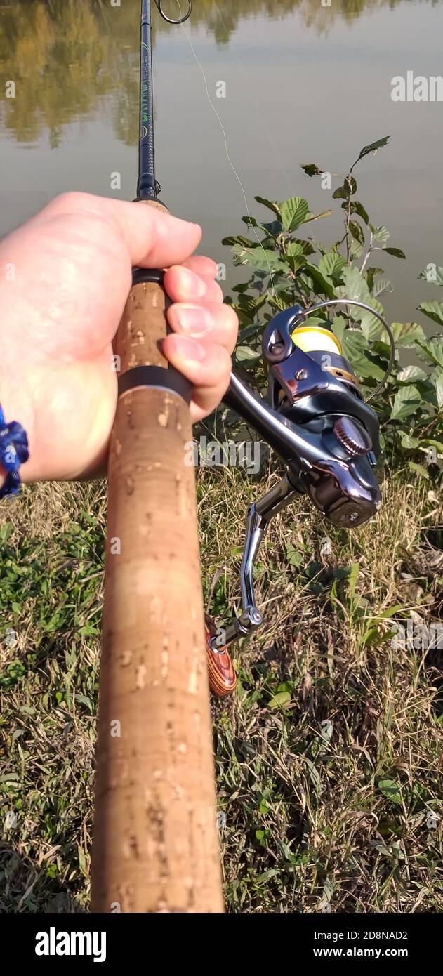 Forellenfischen im See mit Spinntechnik. Stockfoto