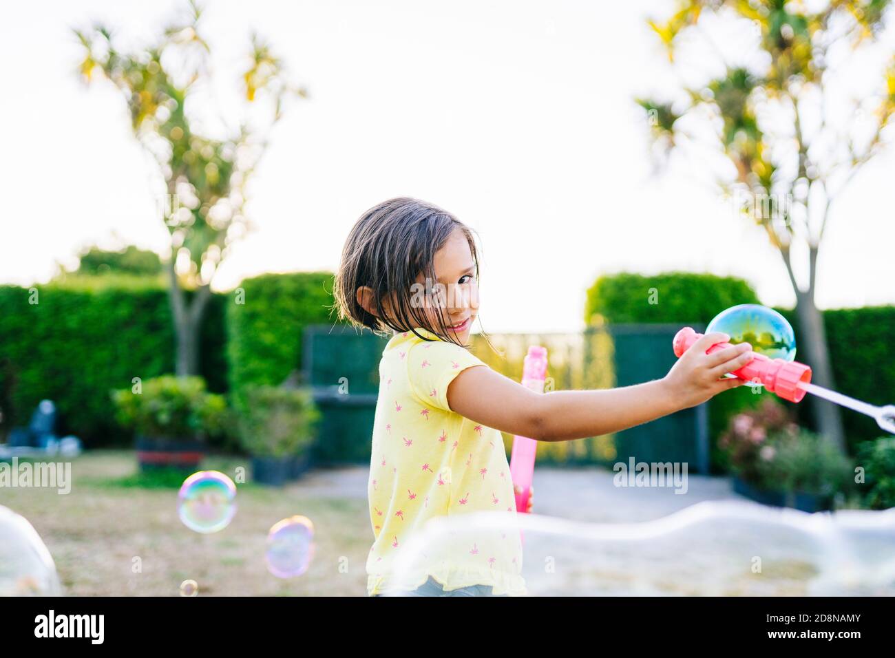 Mädchen spielt mit Wasserblasen Stockfoto