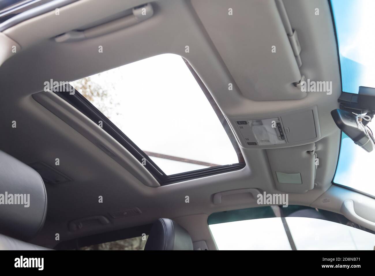 Blick auf die Decke im Auto mit einem transparentem Glas Luke für Lüftung,  Öffnung, so dass sie die Himmel und Wolken in den grauen Kabine der  Fahrzeuge sehen können Stockfotografie - Alamy
