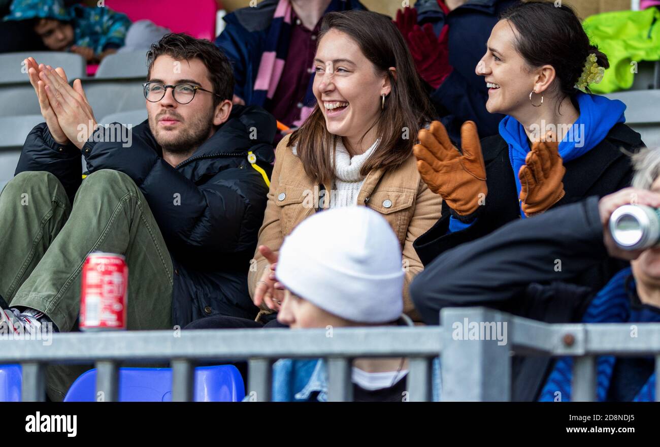 Ein Mann und zwei Frauen genießen ein Dulwich Hamlet FC Frauen-Mannschaftsspiel gegen Leyton Orient in der Vitality Women's FA Cup 20/21 2. Runde Qualifying. Stockfoto