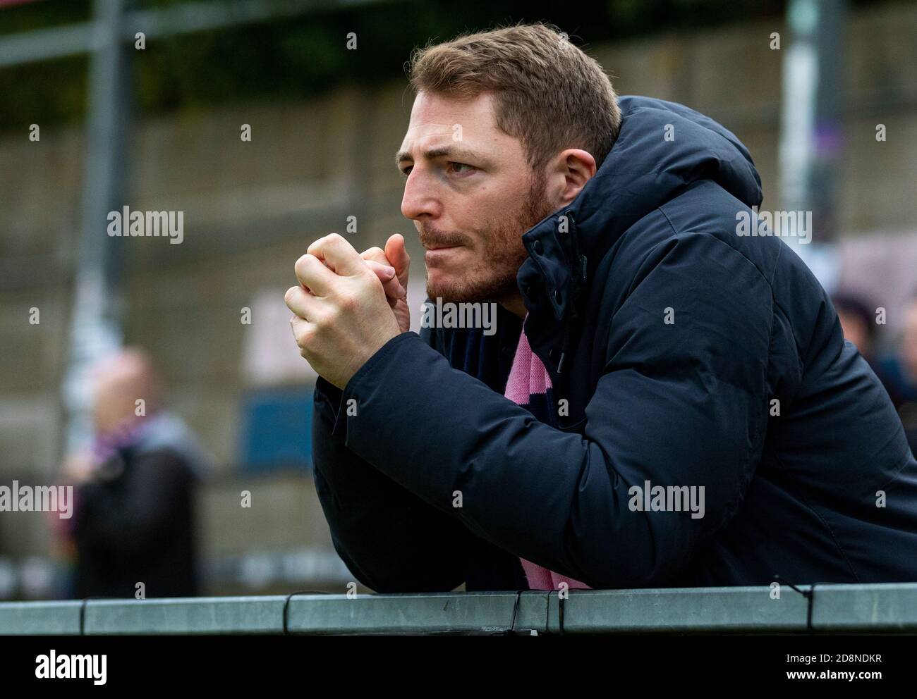 Ein Dulwich Hamlet-Fan sieht sich ein Dulwich Hamlet Women's Team-Spiel an. Stockfoto