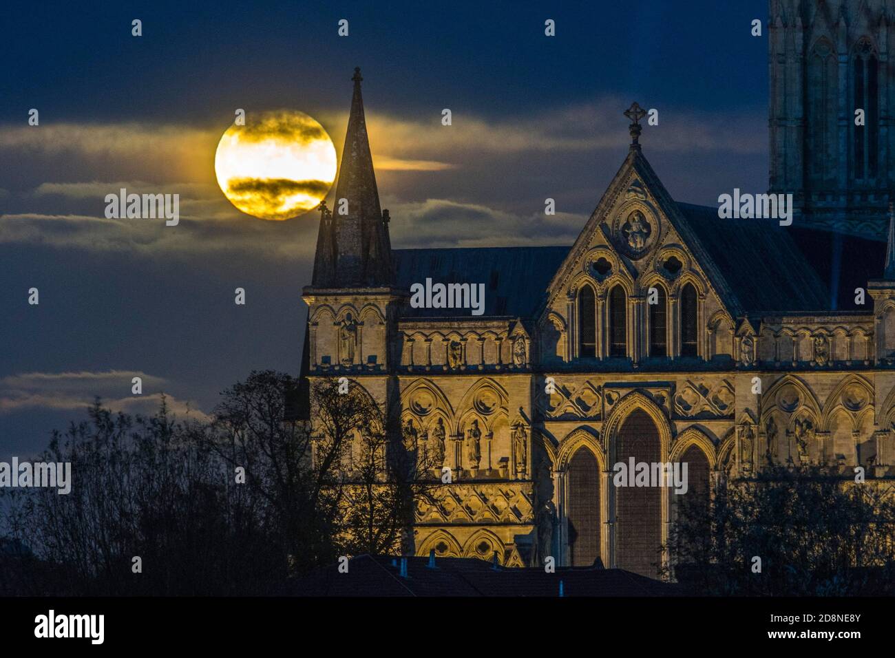 Salisbury, Wiltshire, Großbritannien. Oktober 2020. Wetter in Großbritannien. An halloween erhebt sich hinter der Salisbury Cathedral in Wiltshire der blaue Hunters Moon. Bild: Graham Hunt/Alamy Live News Stockfoto