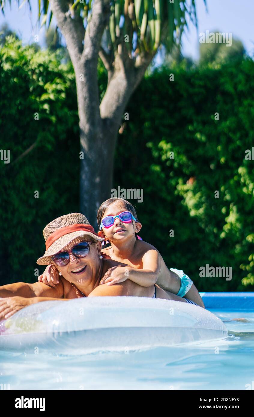 Eine Familie im Pool zu Hause Stockfoto