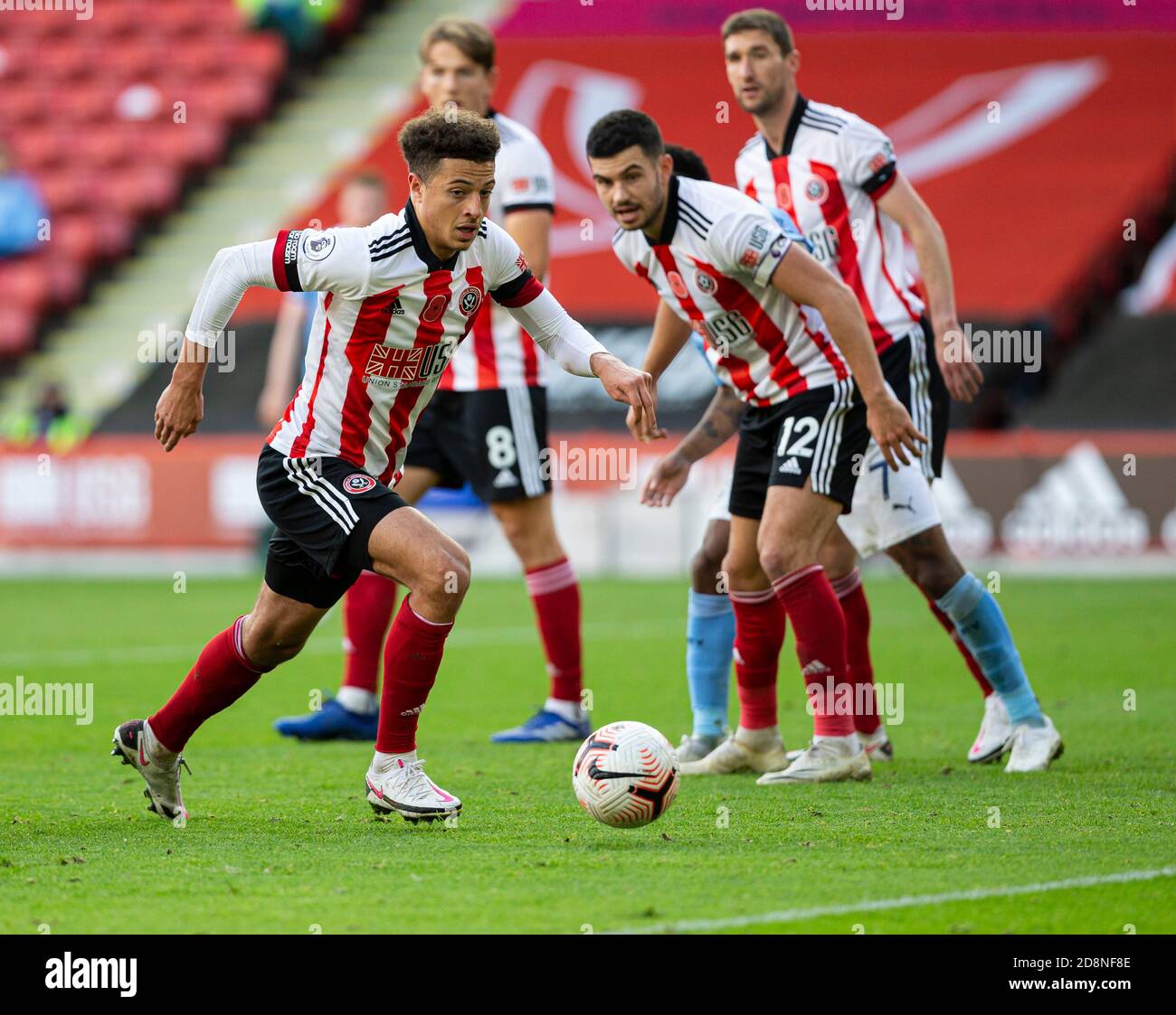 Bramall Lane, Sheffield, Yorkshire, Großbritannien. Oktober 2020. English Premier League Football, Sheffield United gegen Manchester City; Ethan Ampadu von Sheffield United bricht mit dem Ball aus seinem Torbereich Credit: Action Plus Sports/Alamy Live News Stockfoto