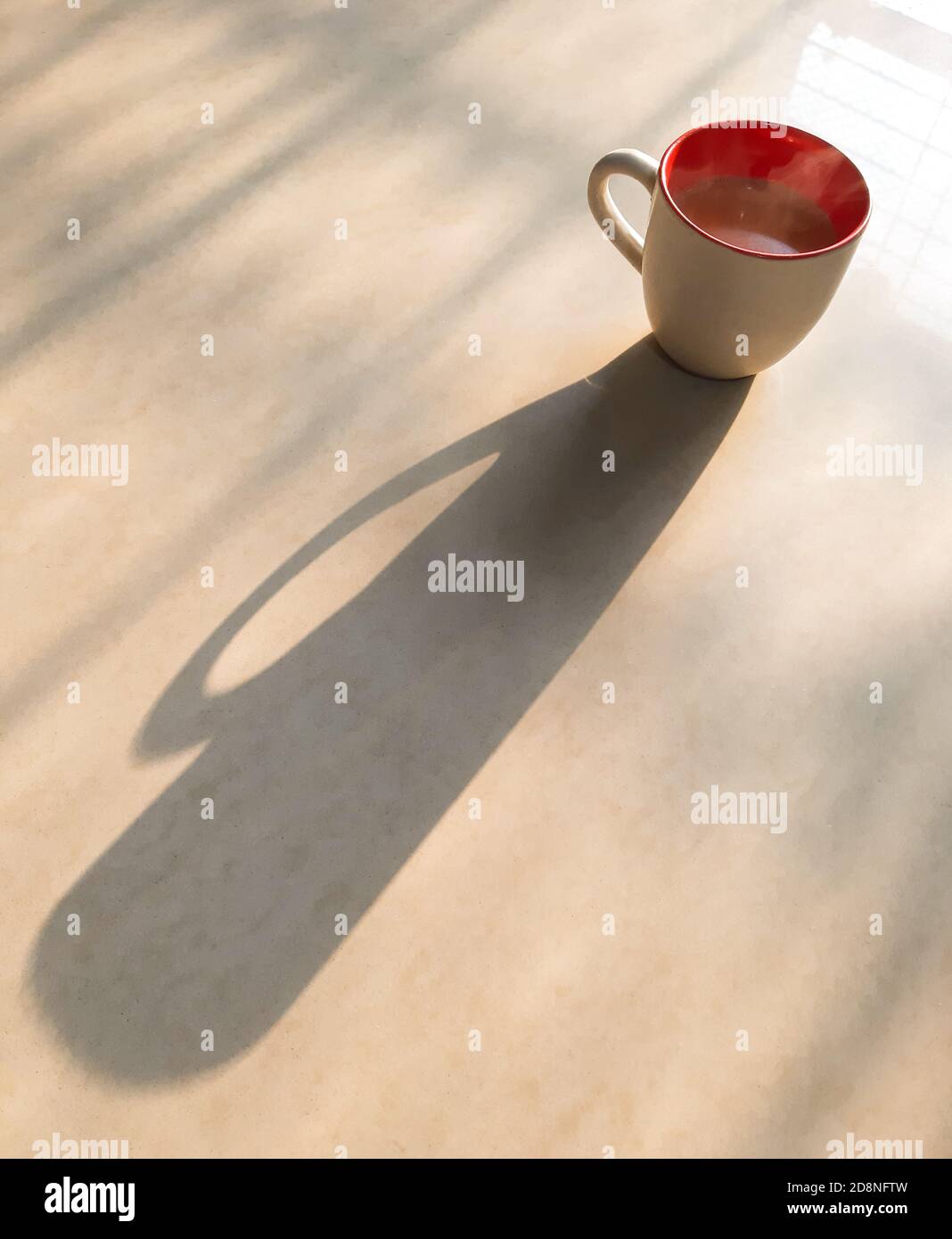 Tasse Tee im Morgenlicht. Stillleben Bild von heißem Tee Tasse. Stockfoto
